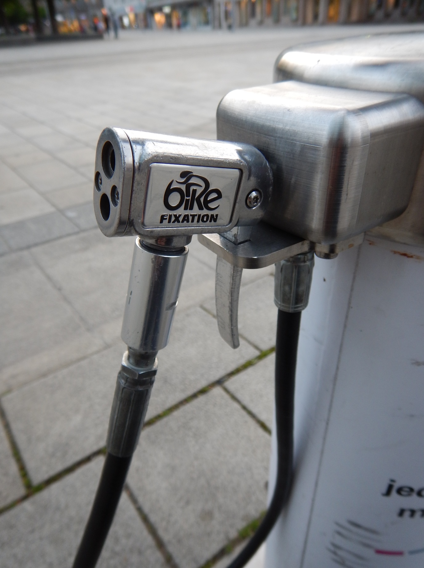Öffentliche Fahrrad-Luftpumpe am Königsplatz